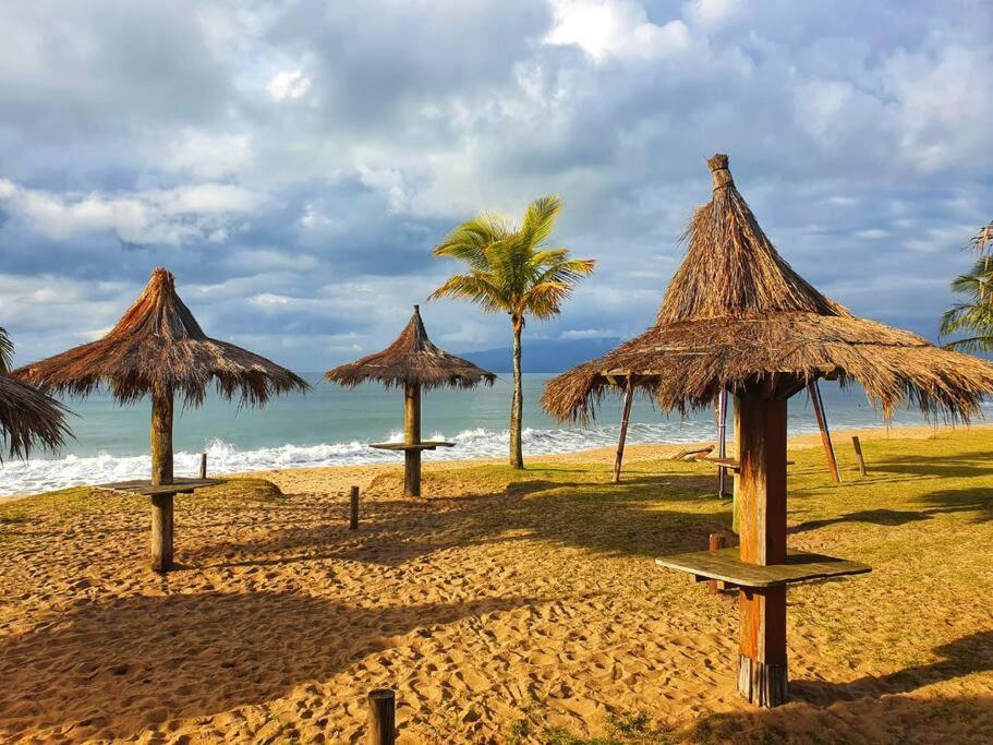 100Mts Da Praia Com Churrasqueira, Piscina E Wi-Fi Caraguatatuba Exteriör bild